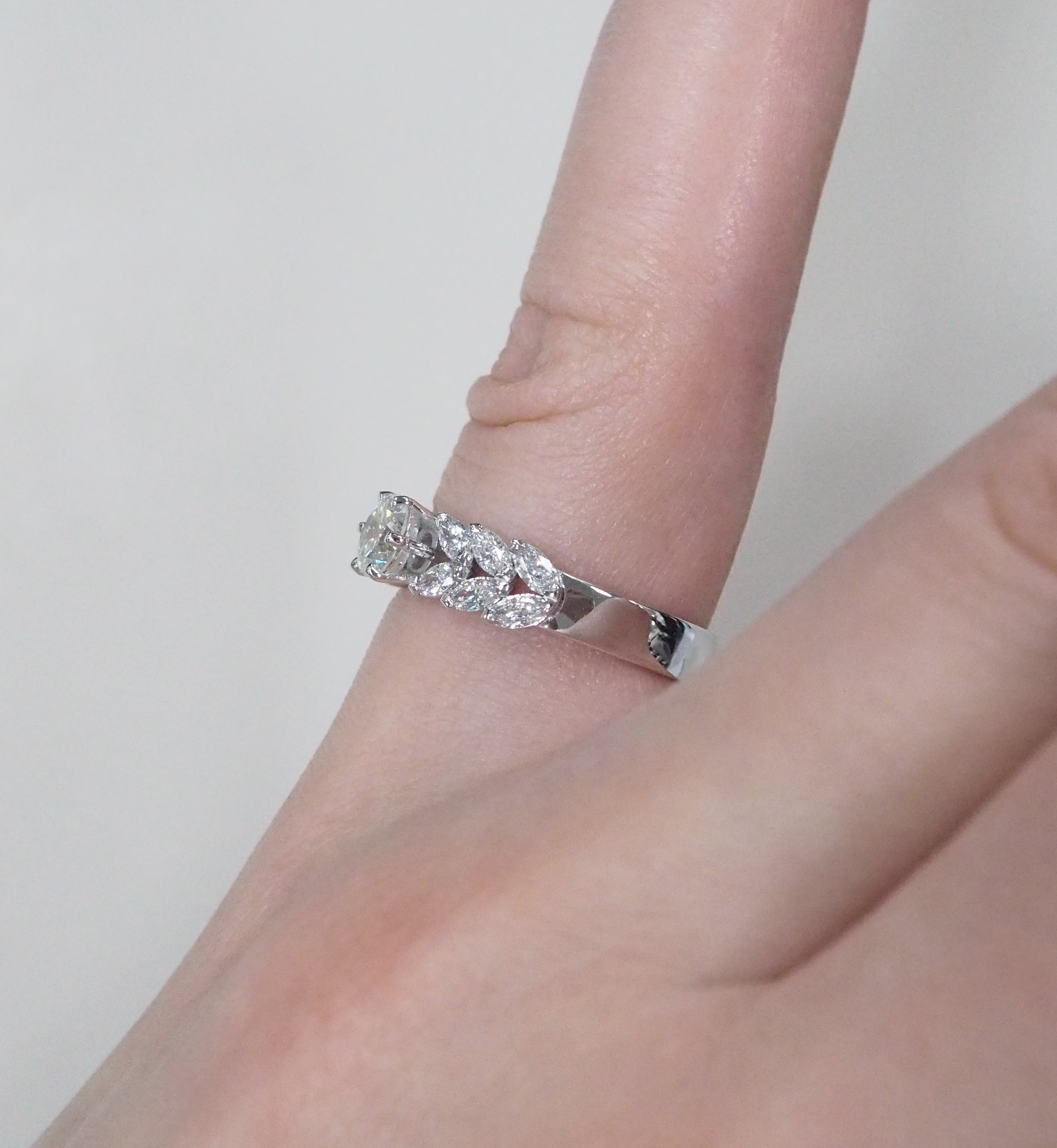 Кольцо из белого золота с бриллиантами